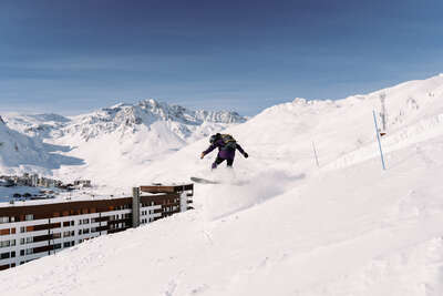Saut d'un snowboarder sur le domaine skiable de Tignes